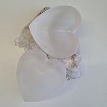 Load image into Gallery viewer, Selenite Heart Bowl