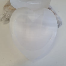 Load image into Gallery viewer, Selenite Heart Bowl