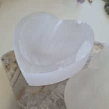 Load image into Gallery viewer, Selenite Heart Bowl