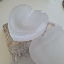 Load image into Gallery viewer, Selenite Heart Bowl