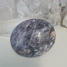 Load image into Gallery viewer, Purple Chalcedony Palmstone