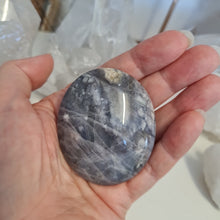 Load image into Gallery viewer, Purple Chalcedony Palmstone