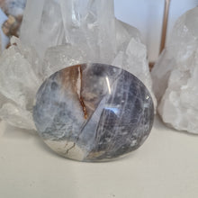 Load image into Gallery viewer, Purple Chalcedony Palmstone
