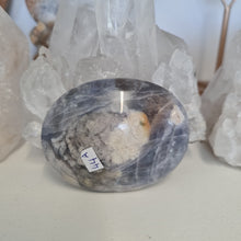 Load image into Gallery viewer, Purple Chalcedony Palmstone