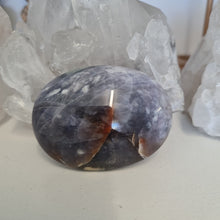 Load image into Gallery viewer, Purple Chalcedony Palmstone