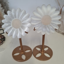 Load image into Gallery viewer, Selenite Daisies on Stand
