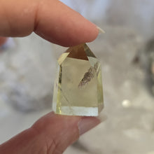 Load image into Gallery viewer, Citrine Point