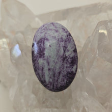 Load image into Gallery viewer, Kammererite Palmstone