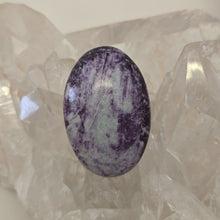 Load image into Gallery viewer, Kammererite Palmstone