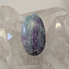 Load image into Gallery viewer, Kammererite Palmstone