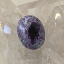 Load image into Gallery viewer, Kammererite Palmstone