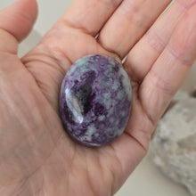 Load image into Gallery viewer, Kammererite Palmstone