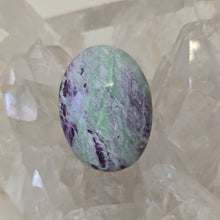 Load image into Gallery viewer, Kammererite Palmstone