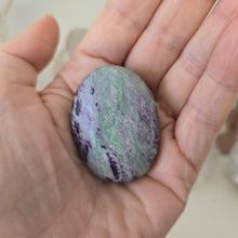Load image into Gallery viewer, Kammererite Palmstone