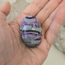 Load image into Gallery viewer, Kammererite Palmstone