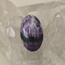 Load image into Gallery viewer, Kammererite Palmstone