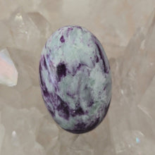 Load image into Gallery viewer, Kammererite Palmstone