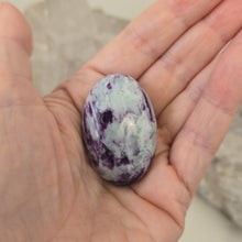 Load image into Gallery viewer, Kammererite Palmstone