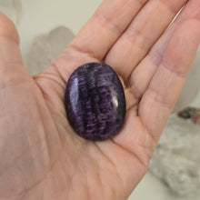 Load image into Gallery viewer, Kammererite Palmstone