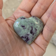 Load image into Gallery viewer, Kammererite Heart