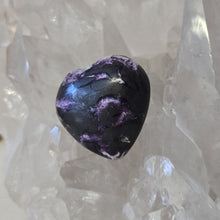 Load image into Gallery viewer, Kammererite Heart