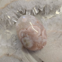 Load image into Gallery viewer, Flower Agate Palmstone