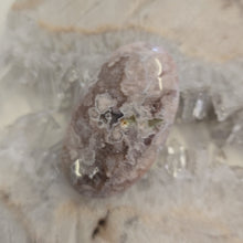 Load image into Gallery viewer, Flower Agate Palmstone