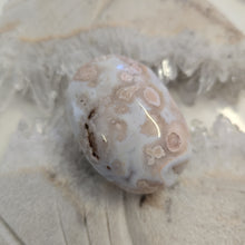 Load image into Gallery viewer, Flower Agate Palmstone
