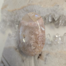Load image into Gallery viewer, Flower Agate Palmstone