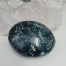 Load image into Gallery viewer, Green Apatite Gallet
