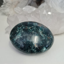 Load image into Gallery viewer, Green Apatite Gallet