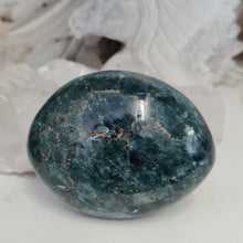 Load image into Gallery viewer, Green Apatite Gallet