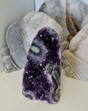 Load image into Gallery viewer, Amethyst with Stalactite Eyes Cutbase