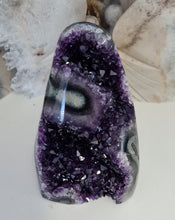 Load image into Gallery viewer, Amethyst with Stalactite Eyes Cutbase