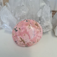 Load image into Gallery viewer, Rhodonite Palmstone