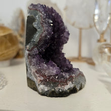 Load image into Gallery viewer, Amethyst Cutbase