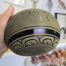 Load image into Gallery viewer, Singing Bowl - Hamsa Hand - 14 cm
