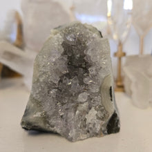 Load image into Gallery viewer, Amethyst Cutbase
