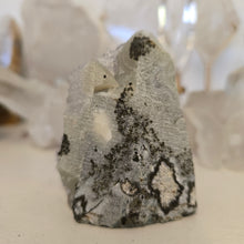 Load image into Gallery viewer, Amethyst Cutbase