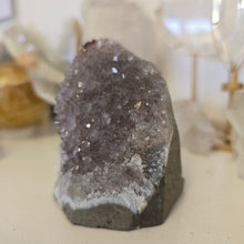 Load image into Gallery viewer, Amethyst Cutbase