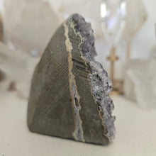 Load image into Gallery viewer, Amethyst Cutbase