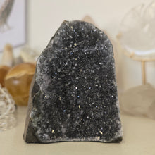 Load image into Gallery viewer, Amethyst Cutbase