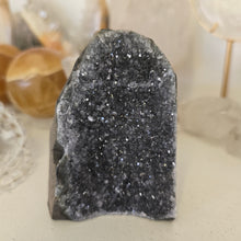 Load image into Gallery viewer, Amethyst Cutbase