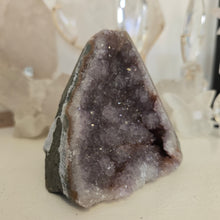 Load image into Gallery viewer, Amethyst Cutbase
