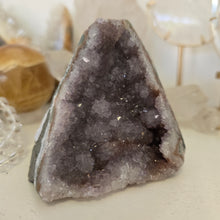 Load image into Gallery viewer, Amethyst Cutbase