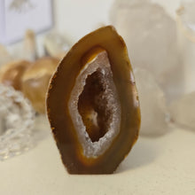 Load image into Gallery viewer, Druzy Agate Geode Cutbase