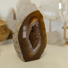 Load image into Gallery viewer, Druzy Agate Geode Cutbase