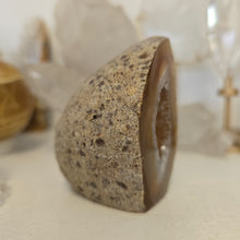 Load image into Gallery viewer, Druzy Agate Geode Cutbase