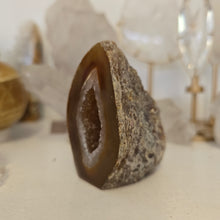 Load image into Gallery viewer, Druzy Agate Geode Cutbase