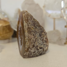 Load image into Gallery viewer, Druzy Agate Geode Cutbase